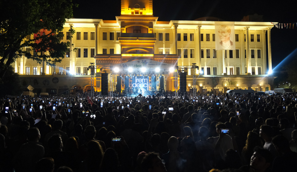 İrem Derici konserinde ışıklar Özkan Uğur için söndü!