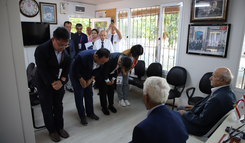Güney Kore'den gelen heyet Kore gazilerinin önünde yere kapandı!