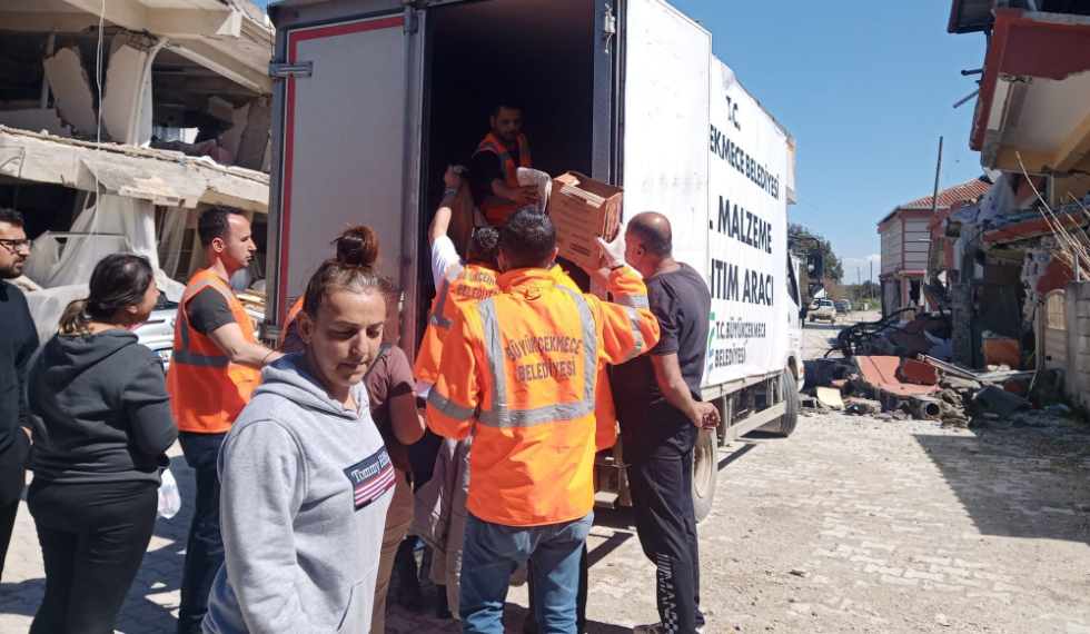 Büyükçekmece Belediyesi 7/24 depremzedelerin yanında
