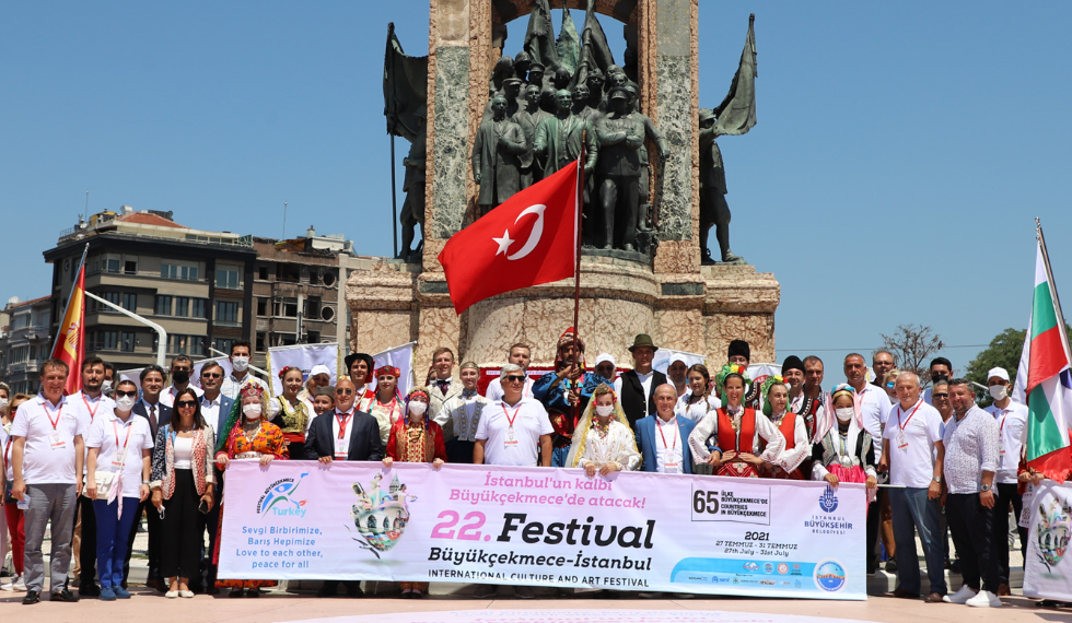 Dünya’nın renkleri Taksim Meydanı’nda buluştu