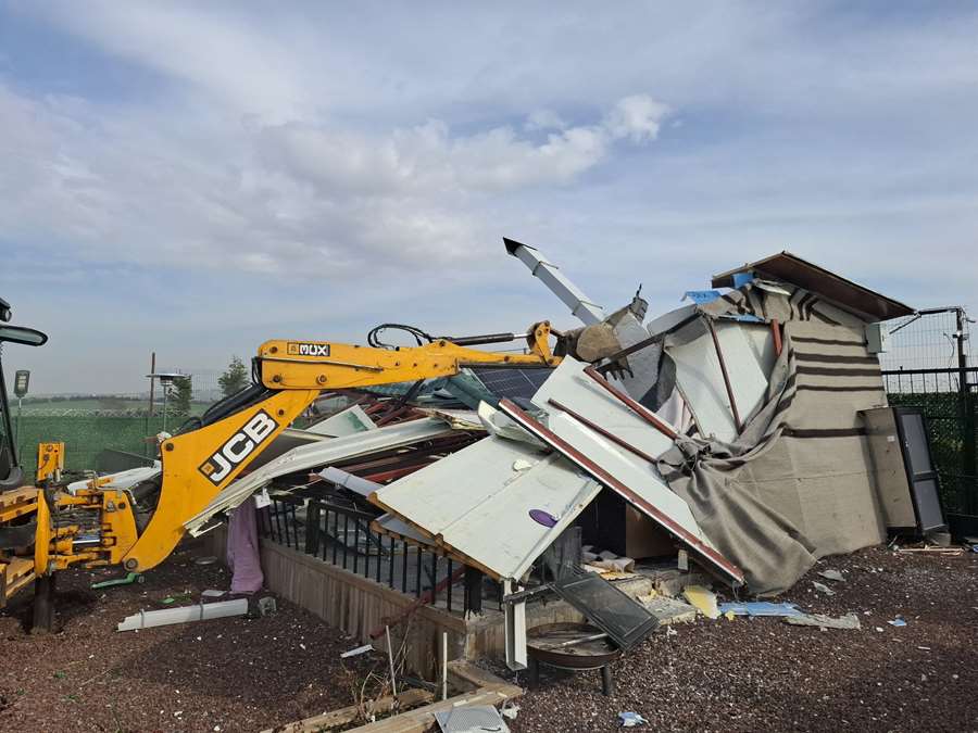 14 kaçak yapı belediye ekipleri tarafından yıkıldı