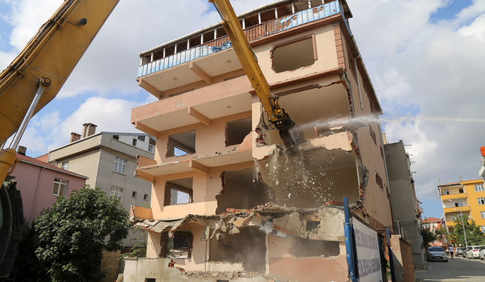 Büyükçekmece’de riskli yapıların yıkımına devam ediliyor
