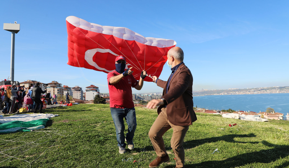 Büyükçekmeceli minikler 23 Nisan’ı uçurtma uçurarak kutladı
