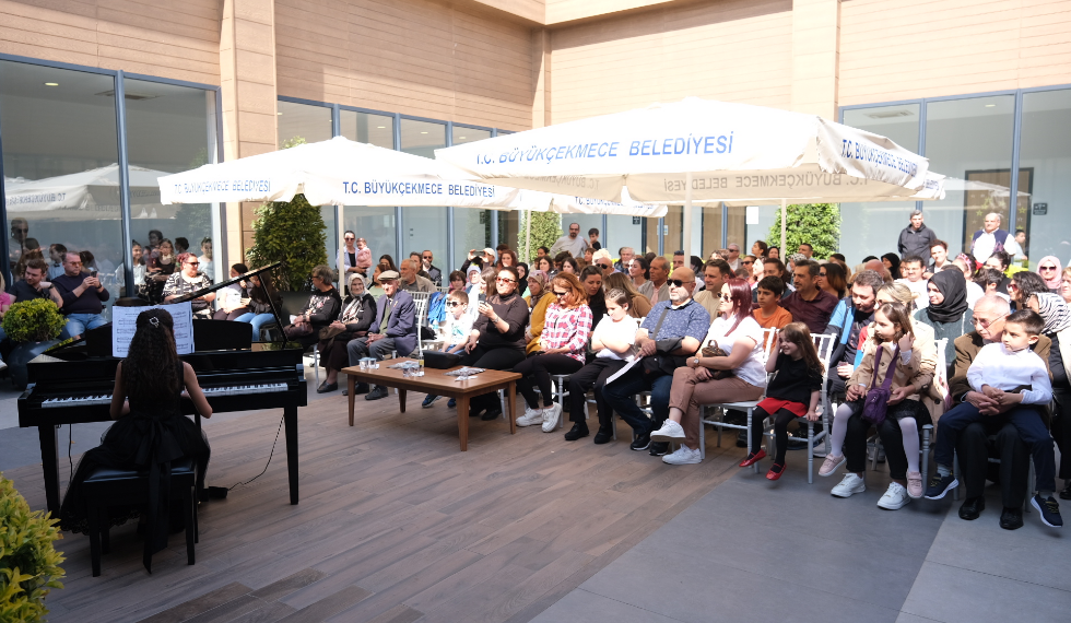 Piyano öğrencileri mezuniyet töreninde muhteşem performans sergiledi