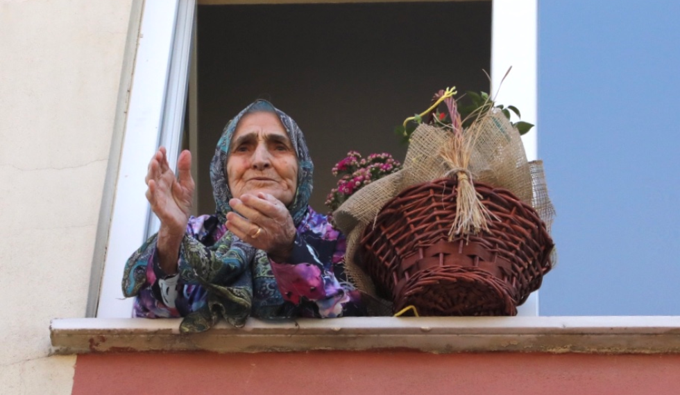 Anneler Günü çiçeğini annesinin pencereden sarkıttığı ipe bağladı