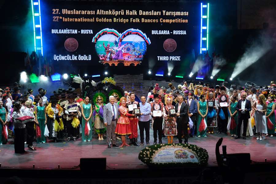 62 ülkenin sahne aldığı “Dünyanın En İyi Festivali” görkemli bir finalle sona...