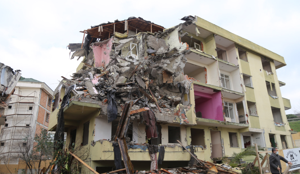Büyükçekmece’de risk taşıyan 3 bina daha yıkıldı