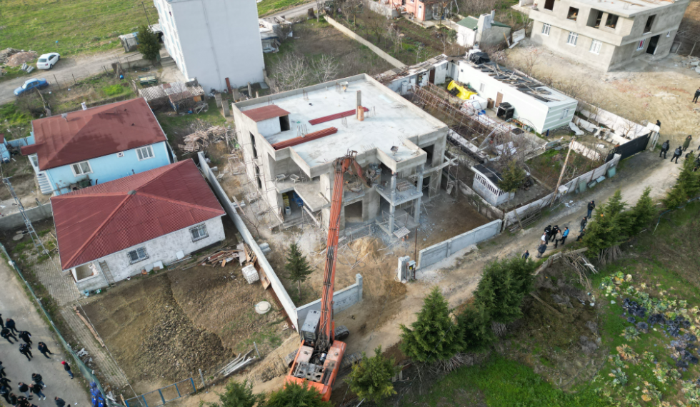 32 kaçak yapı belediye ekipleri tarafından yıkıldı