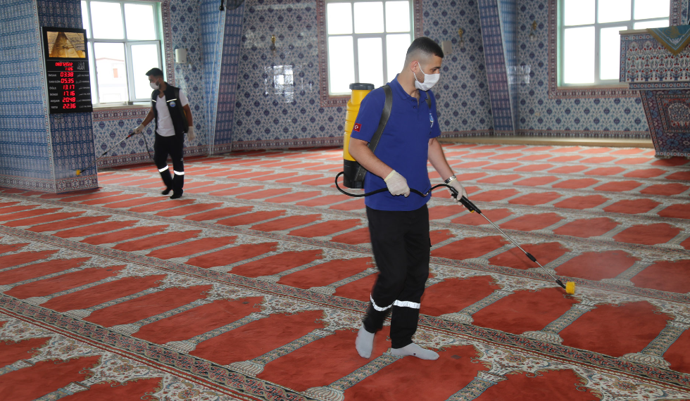 Hız kazanan Covid-19 salgınına karşı camiler dezenfekte ediliyor