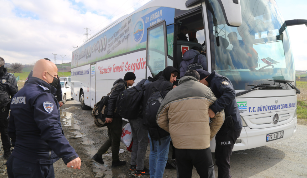 Yunanistan hayali ile yola çıkan 55 Afgan göçmeni tarlaya bırakıp kaçtılar