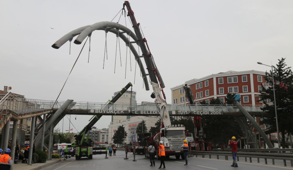 Büyükçekmece’nin iki yakasını birleştiren üst geçit yenileniyor