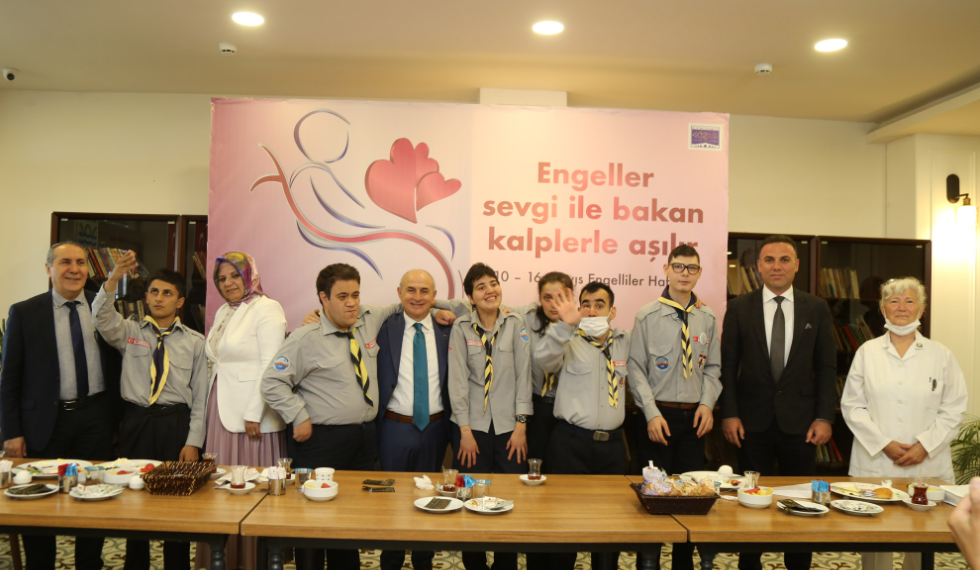Başkan Akgün engelli vatandaşlarla kahvaltıda bir araya geldi