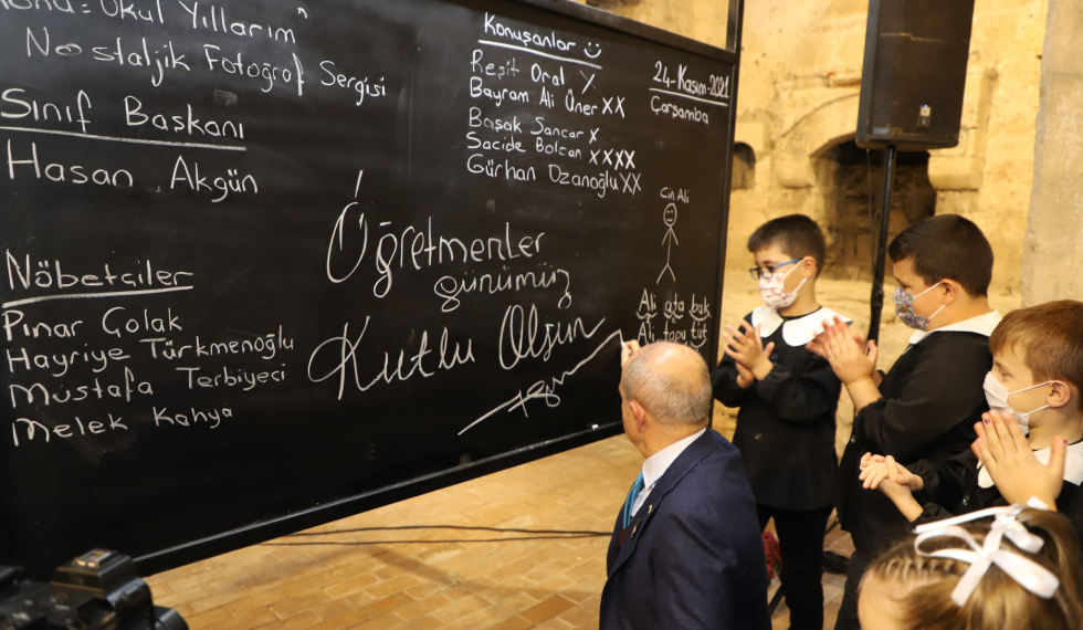 Öğretmenler Günü’nde “Geçmiş Zaman” sergisi