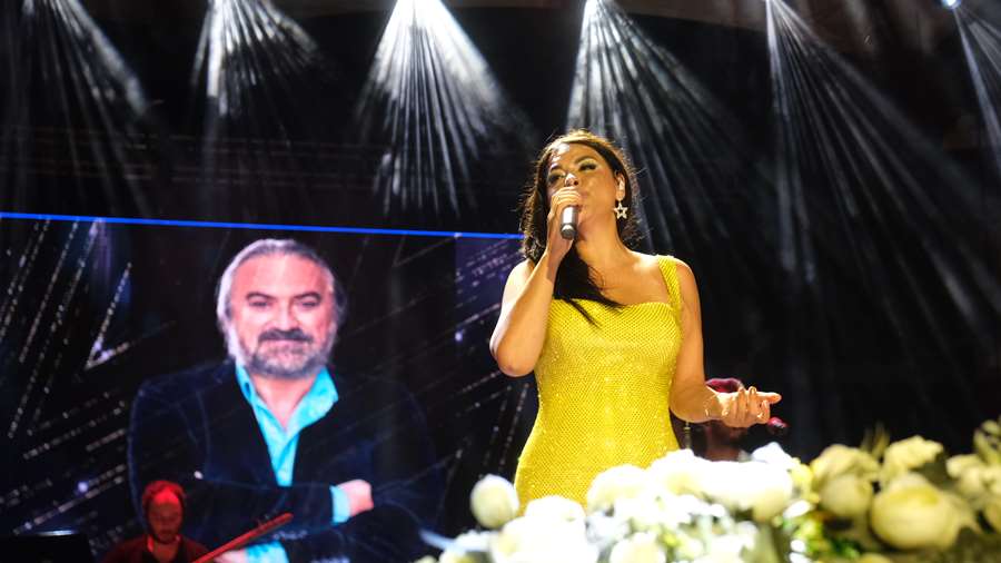   Aniden sahneye fırlayan minik hayranları Zara’yı şaşkına çevirdi