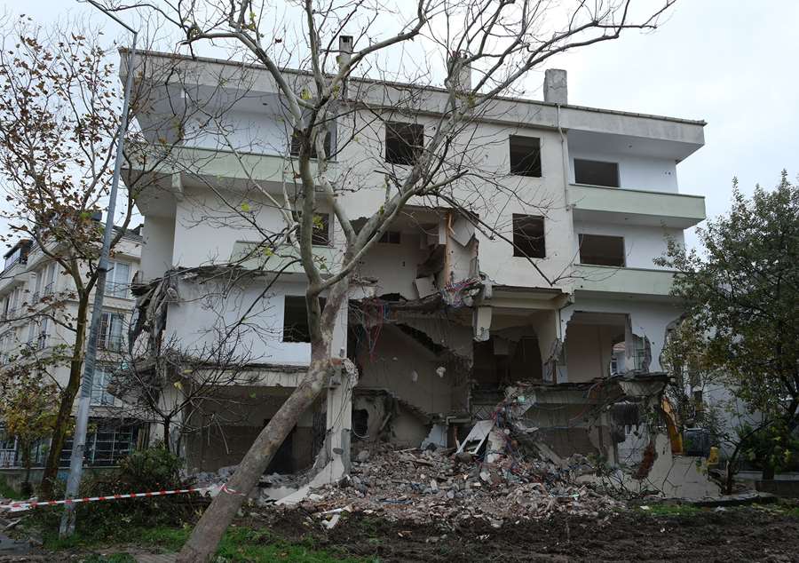 Belediye–Vatandaş iş birliğiyle “çok riskli”  bir yapı daha yıkıldı