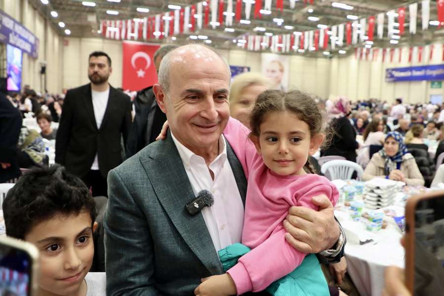 Büyük halk iftarına rekor katılım! 13 bin kişi iftar sofrasında buluştu