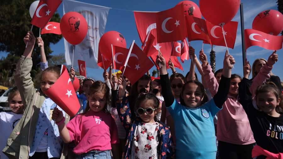 Büyükçekmece’de 23 Nisan coşkusu sokaklara taştı