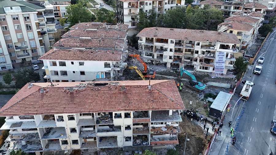 Büyükçekmece’de “çok riskli” statüsündeki bir site daha yıkıldı