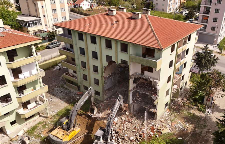 Büyükçekmece’de güvenli kent hedefiyle 40 riskli yapı yıkıldı