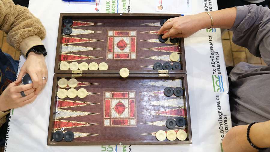 Büyükçekmece’de tavla tutkunları turnuvada buluştu