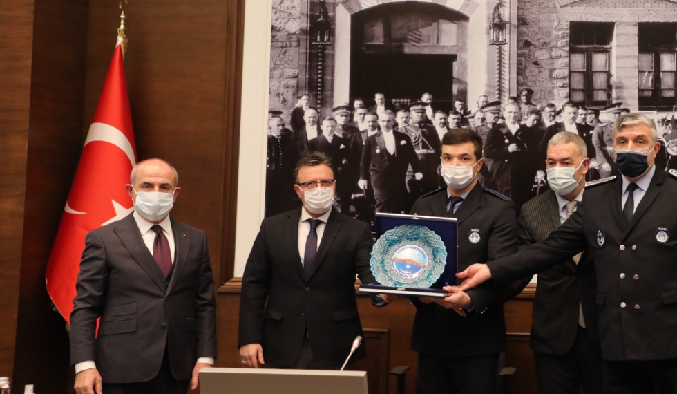 İntihar etmek isteyen vatandaşı kurtaran zabıta ödüllendirildi