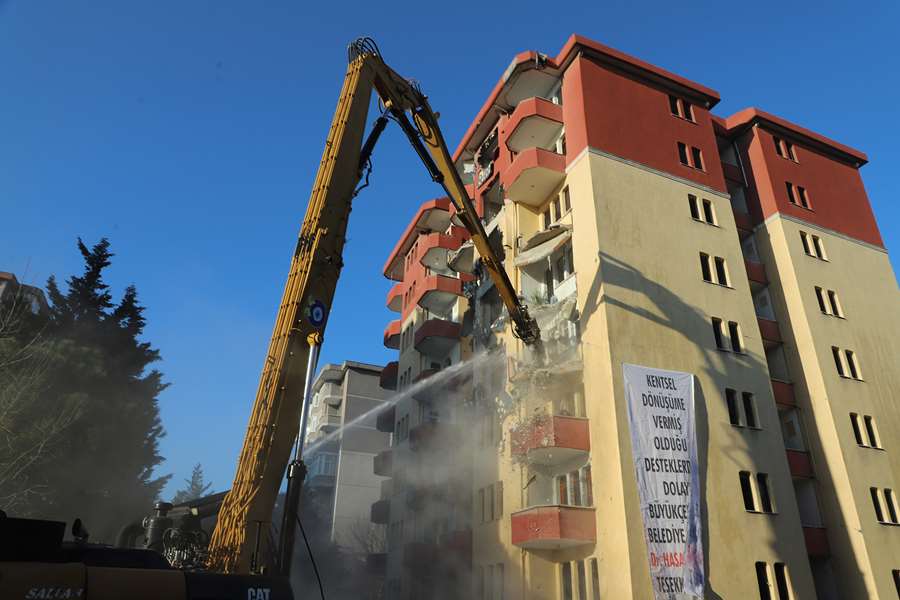 Deprem hazırlıklarının sürdüğü Büyükçekmece’de riskli bir site daha yıkıldı
