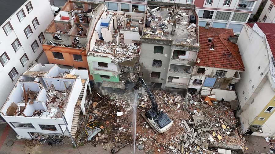 Deprem riski taşıyan 23 yapı belediye ekiplerinin gözetiminde yıkıldı