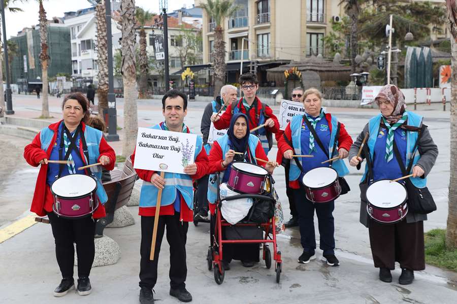 Engelli İzciler Çevreyi Kirletenleri Trampet ve Darbuka Çalarak Protesto Etti