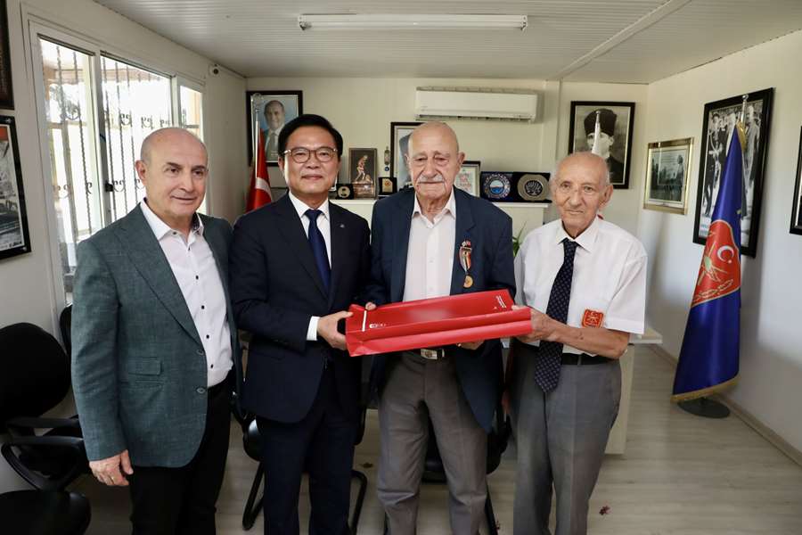 Güney Koreli heyet ülkeleri için savaşa katılan Kore gazilerinin önünde yere ...