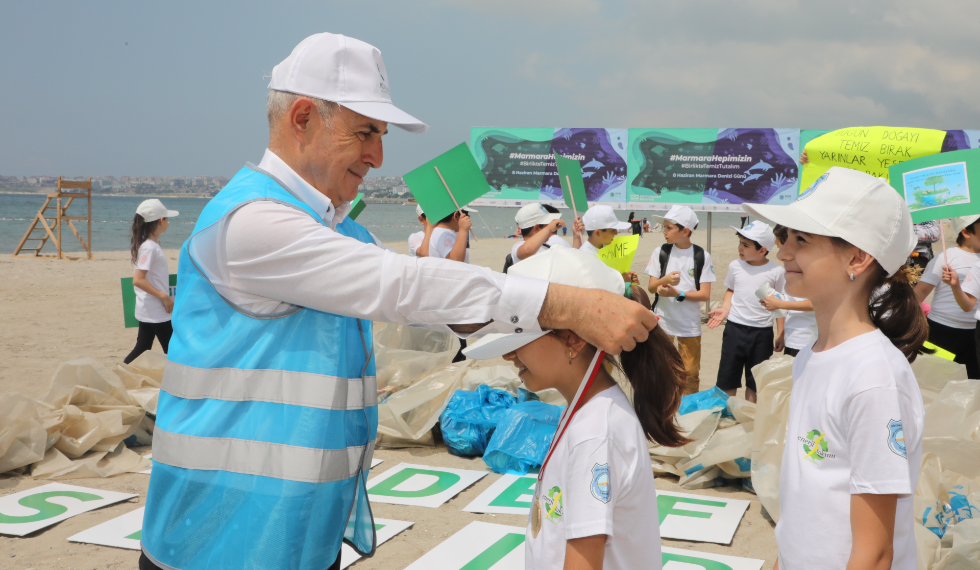 They collected hundreds of kilos of garbage in half an hour.