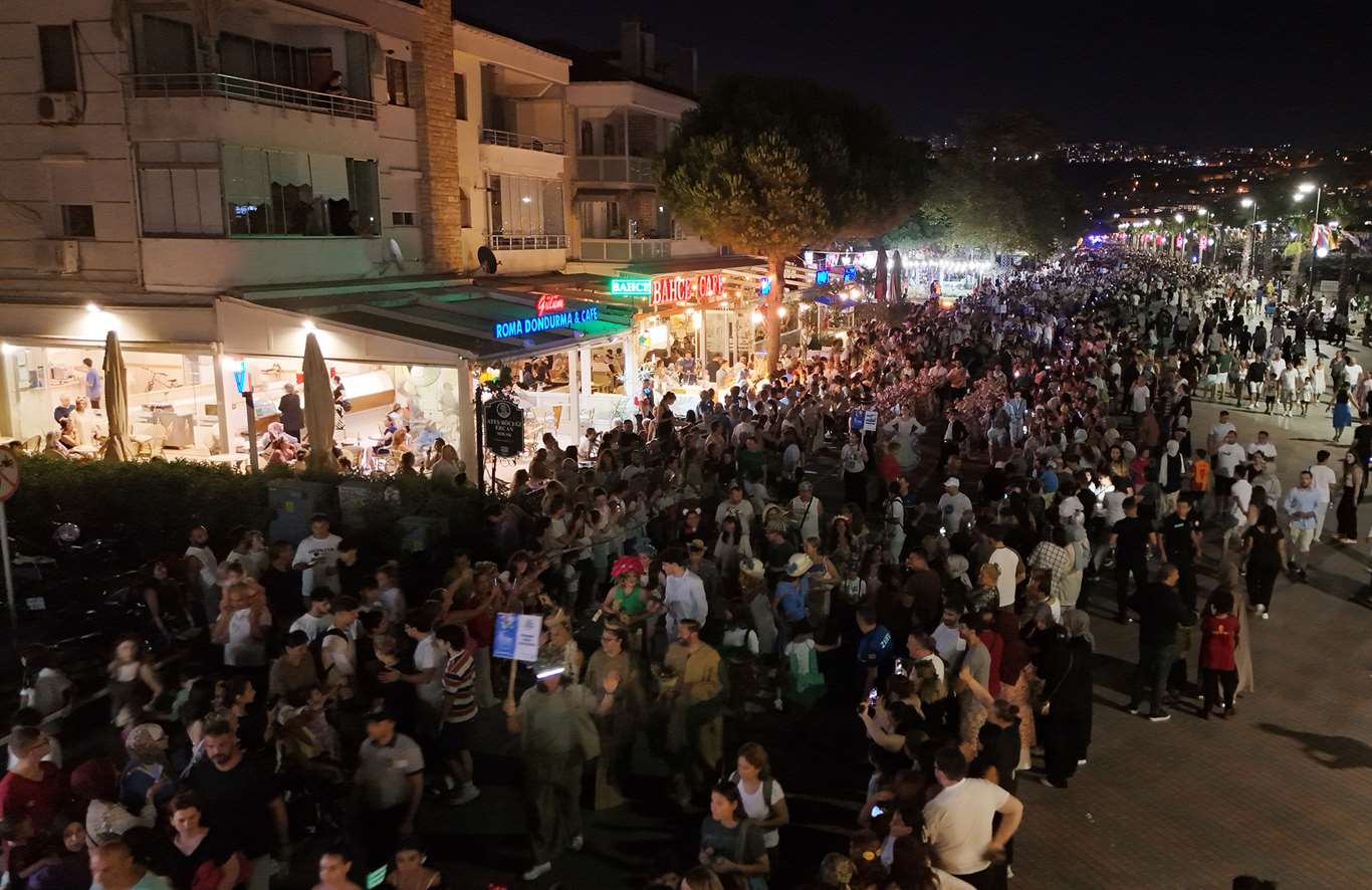 Kortej yürüyüşü Rio karnavalını aratmayan görüntülere sahne oldu