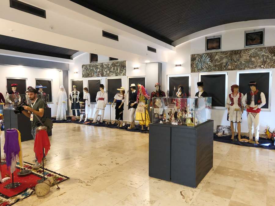 Kültürlerin renkleri folklorik bebeklerle yansıtıldı