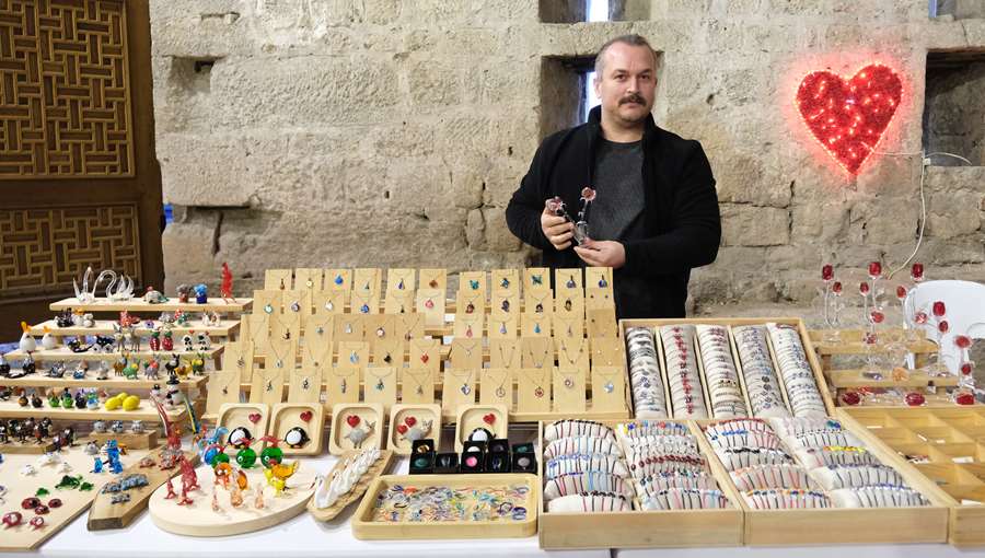 Sevgi Günü’ne özel hazırlanan hediyelik eşya satış standları açıldı