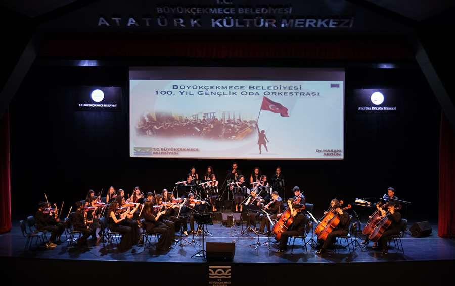 Suat Suna şefliğindeki Gençlik Orkestrası, unutulmaz bir konsere imza attı
