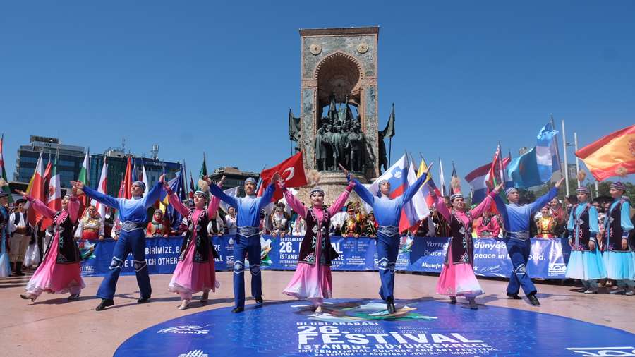Taksim Meydanı dünyanın renklerine boyandı