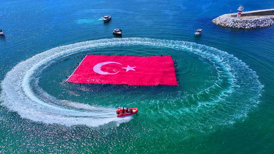 Türkiye’de ilk kez denizde 660 metrekarelik Türk bayrağı Büyükçekmece Körfezi...