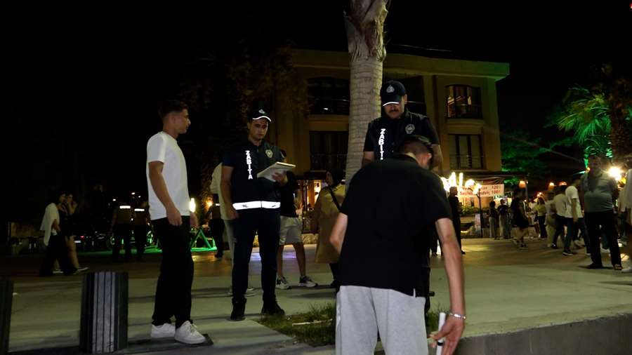 Zabıta, çevreyi kirleten gençlere kendi attıkları çöpleri süpürttürdü
